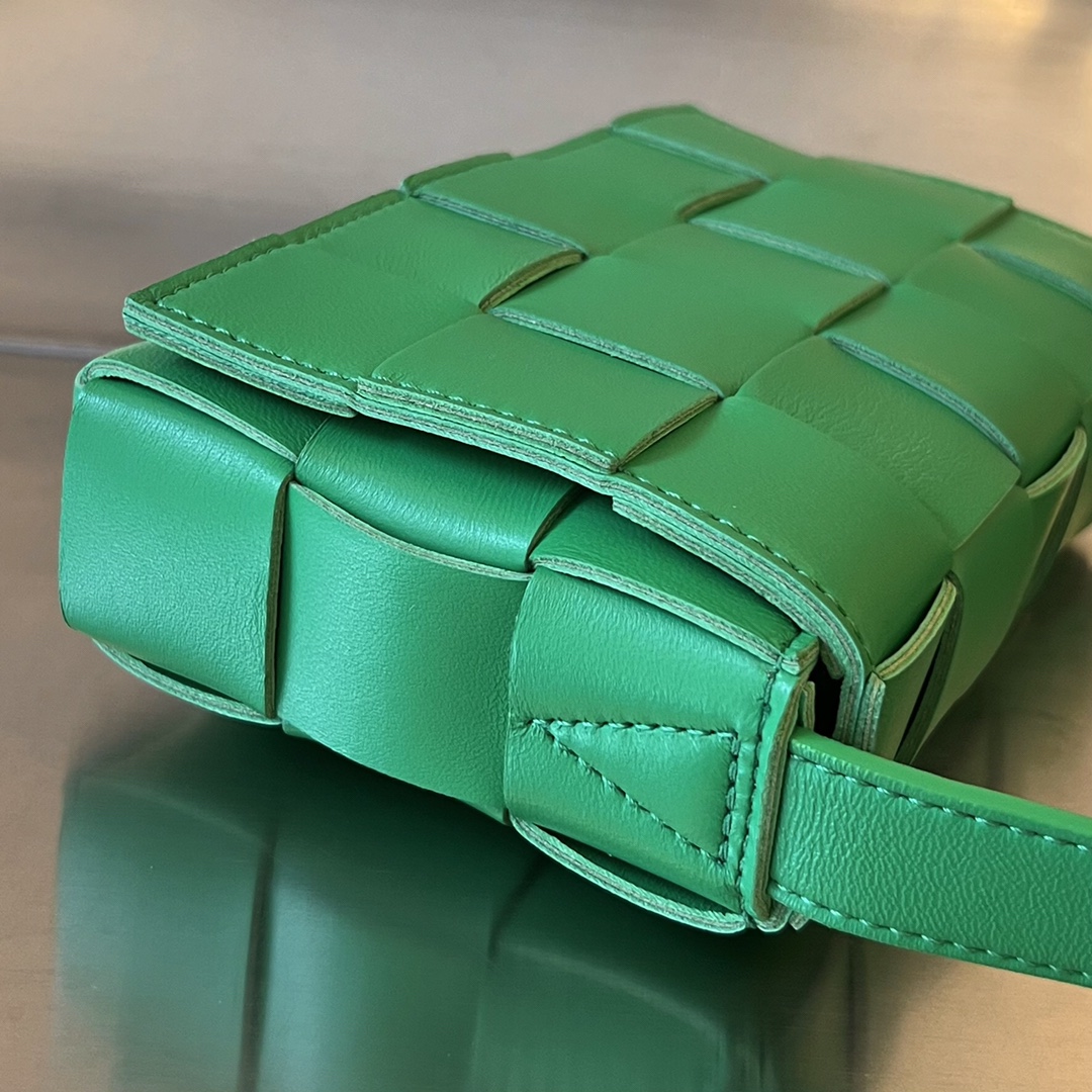 Small Cassette Intreccio Leather Cross-body Bag Green 